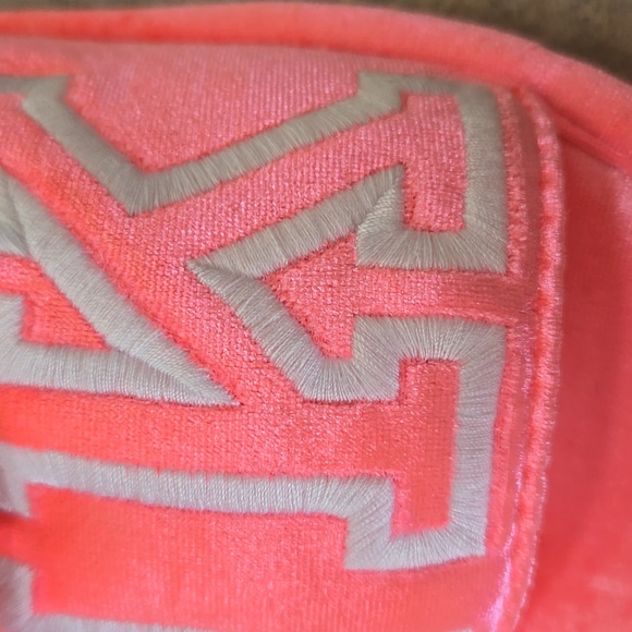 PINK Victoria's Secret Pink Logo Velvety Plush Slide Slippers - Picture 2 of 5